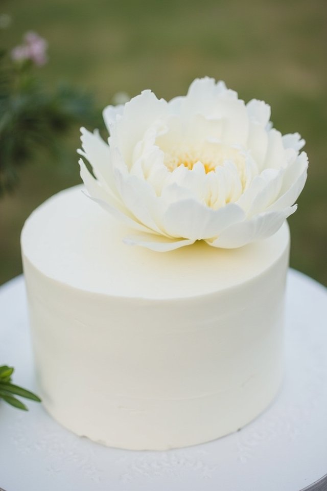 elegant timeless wedding cake
